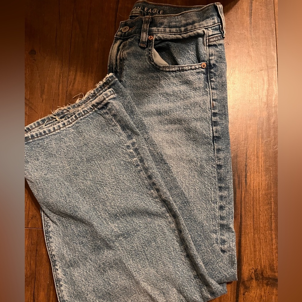 American Eagle Outfitters Women’s Light Blue Straight Jeans. Strigid Wide Leg.